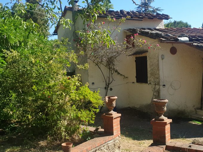 Pian di scò pressi. Vendesi porzione di colonica con terreno.
