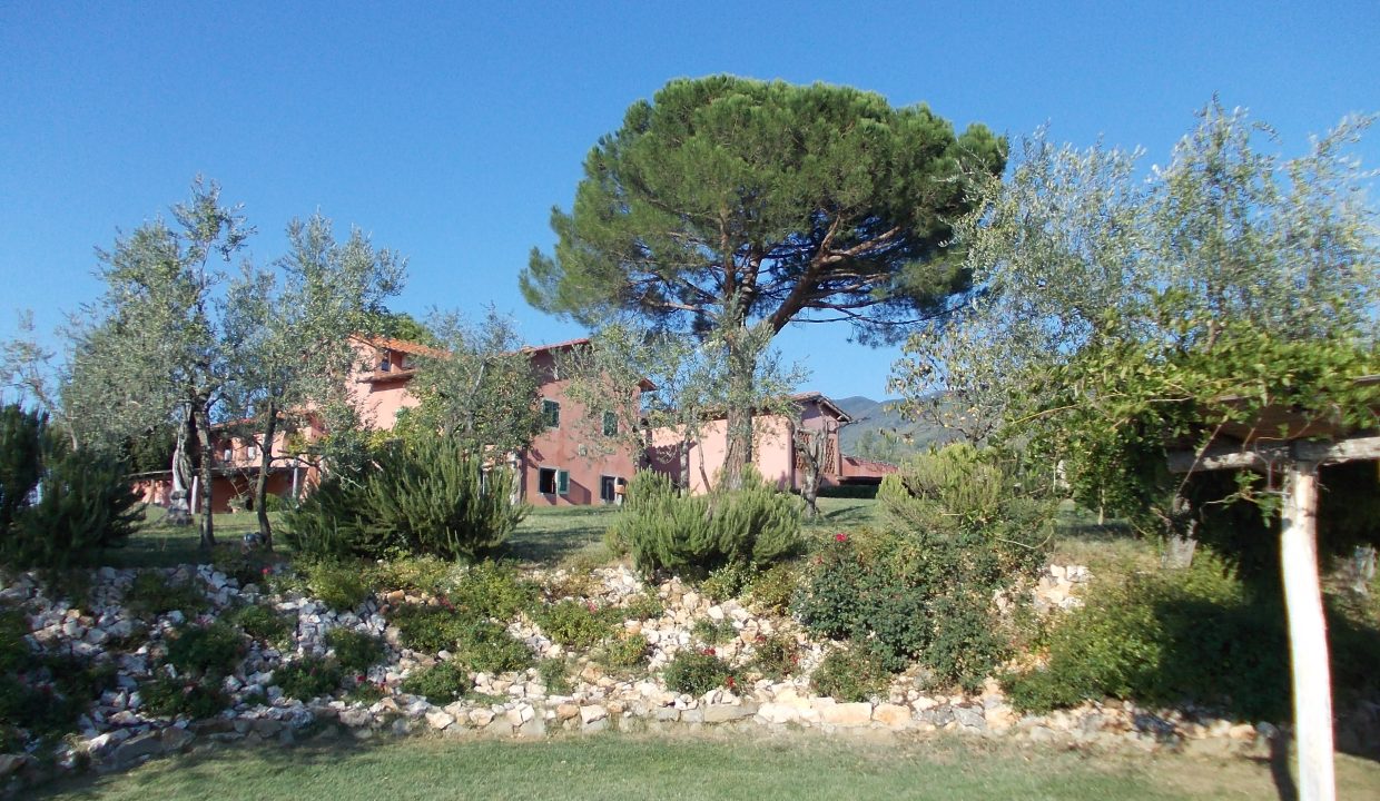 villa dalla piscina (2)