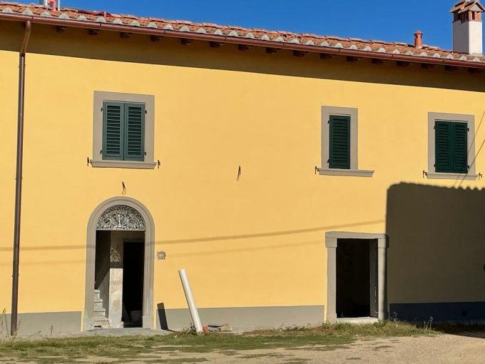 Reggello pressi. Vendesi porzione di casa colonica restaurata al grezzo di mq. 300 con mq. 3.000 di terreno con olivi.